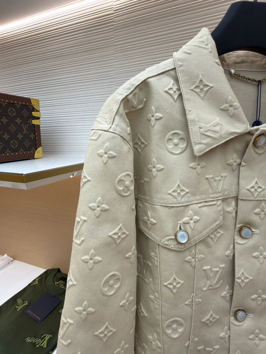 LOUIS VUITTON fully embossed denim jacket ●Original version: Purchased and developed at 28699 ●Item number: 1680986-C65 ●Fabric: Denim denim fabric ●Technology: embossed embossing ●Version: fitted version ●Weight: about 1270 grams ●Size: S-M-L-XL ●Description: Made of customized denim fabric, monogram three-dimensional embossing all over, classic brand logo pattern on the front and back, brown brand embossed leather tag on the back waist, white engraved beaded buttons, and white beaded nails on the pockets. It can be matched with tops of the same season to create a fashionable look. Customized accessories, complete with three labels, same style for men and women!